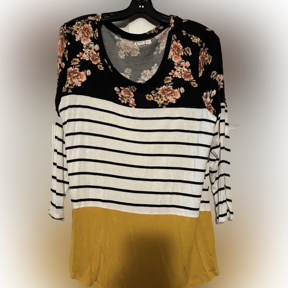 24/7 by Maurice’s top